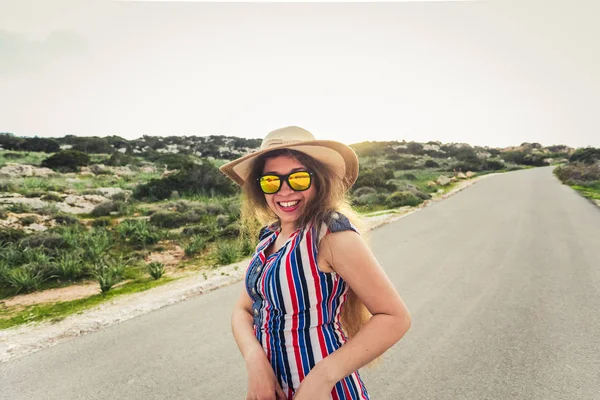 Nahaufnahme Porträt einer glücklichen Frau mit Sonnenbrille. lächelndes trendiges Mädchen im Sommer. — Stockfoto