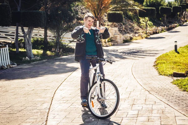 젊은이를 공원 보여주는 엄지 타고 자전거 — 스톡 사진