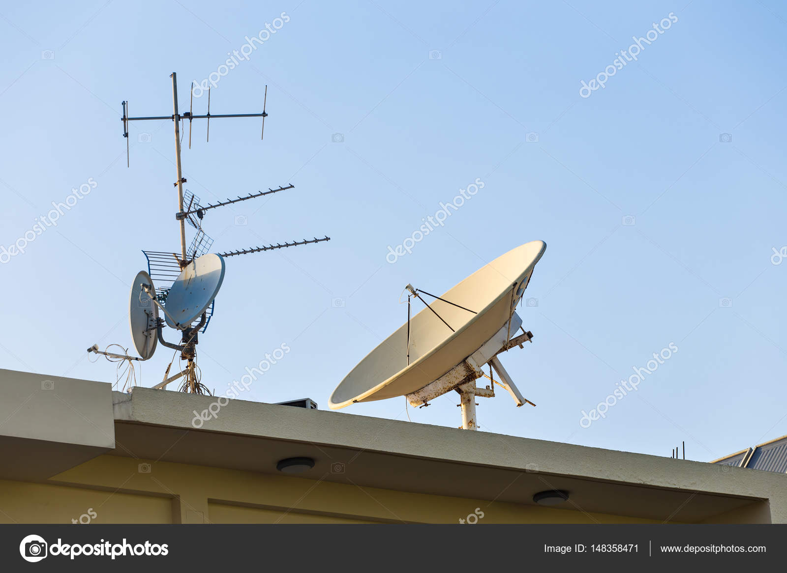 Antenas de televisión y antenas parabólicas en el techo de