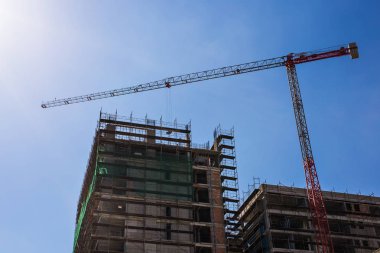 yapı ve inşaat mavi gökyüzü altında Vinçler