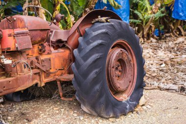 terk edilmiş eski paslı ve tozlu traktör sanayi tarım sahne