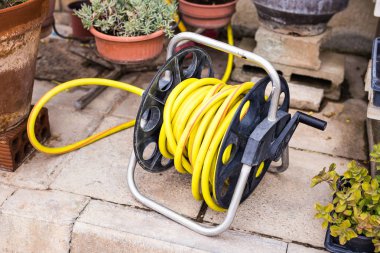 Sarı bahçe hortumu.