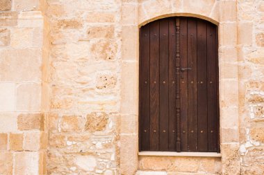 Taş castle duvarındaki eski ahşap kapı.