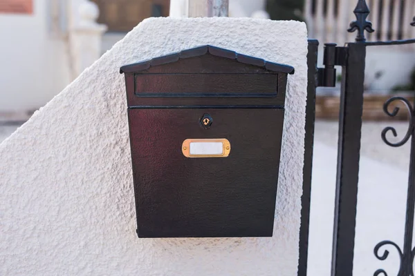 Zwarte mailbox met leeg teken voor tekst — Stockfoto