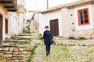 Şık kadın eski şehirde yürüyüş. Kadın açık havada