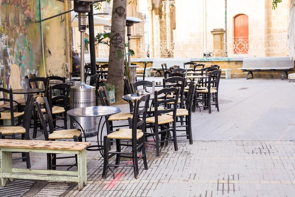 Antigua terraza Café con mesas y sillas — Foto de Stock