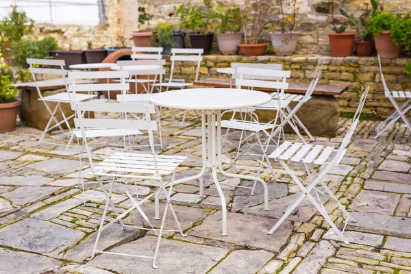 Antiquado Café terraço com mesas e cadeiras — Fotografia de Stock