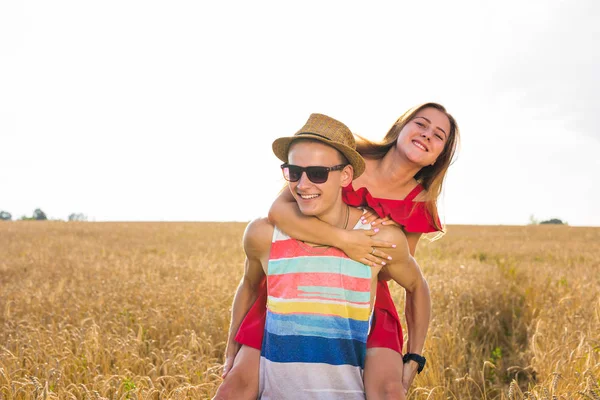 Felice giovane coppia amorevole all'aperto in estate — Foto Stock