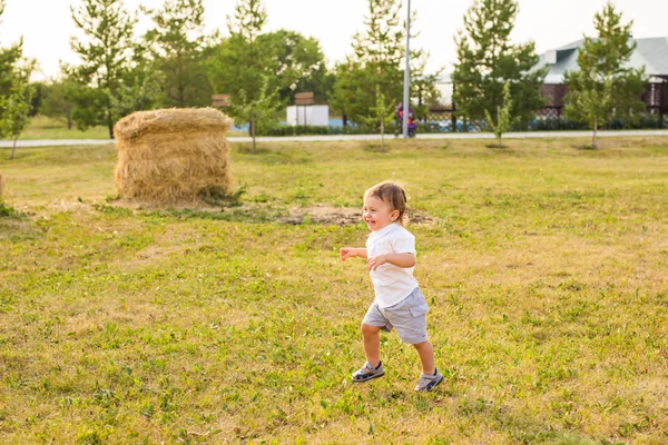 Pequeño niño jugando en la naturaleza de verano — Foto de Stock