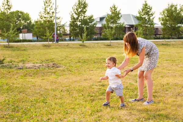 母と息子を持つ楽しい夏の自然の中 — ストック写真