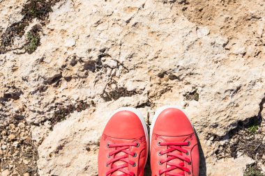 Taşlar üzerinde pembe spor ayakkabı