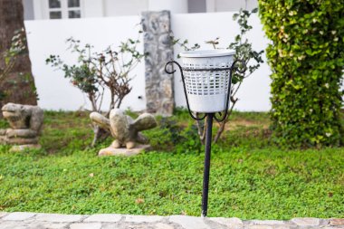 Açık Park'ta çöp kutusu. Doğa kavram ile ilgili kaydetmek