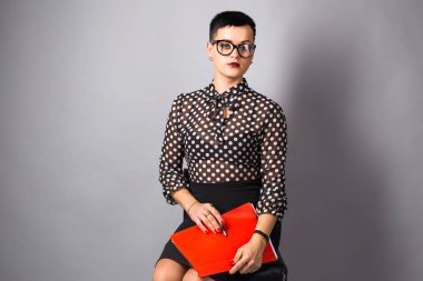 Mutlu genç iş kadını gri arka plan üzerinde portresi