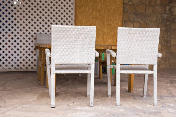 Duas cadeiras brancas no terraço — Fotografia de Stock