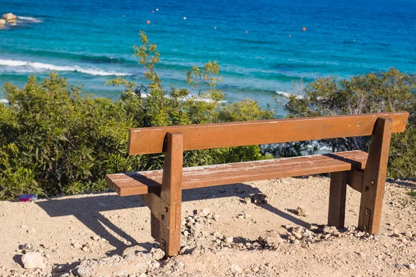 Vue arrière du banc près de la mer. Banc bord de mer . — Photo