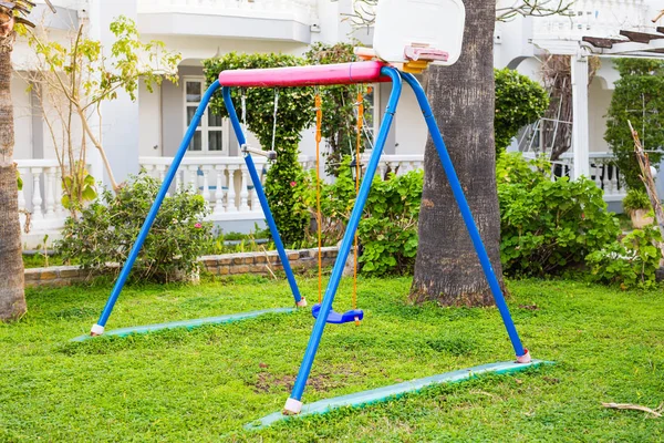 Barn swing på lekplats — Stockfoto