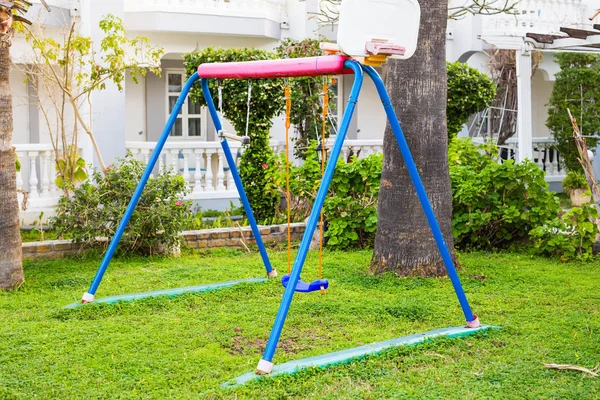 Kinderen schommel in Speeltuin — Stockfoto