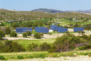 Güneş paneli güneşten yeşil, çevre dostu enerji üretir.