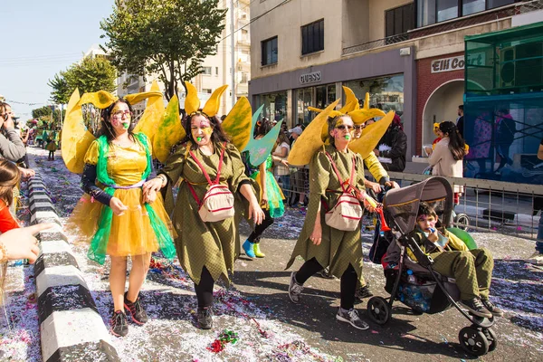 LIMASSOL, CHIPRE - 26 DE FEBRERO: Gran Desfile de Carnaval - un pueblo no identificado de todas las edades, género y nacionalidad con trajes coloridos durante el carnaval callejero, 26 de febrero de 2017 en Limassol — Foto de Stock