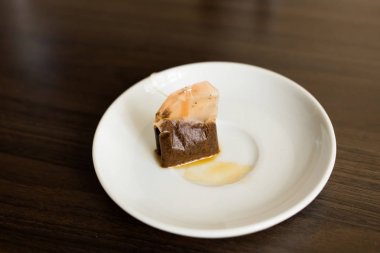 Beyaz plaka üzerinde kullanılan çay poşeti