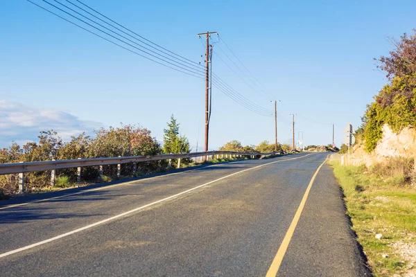 Aszfalt road és a kék ég, a nyári nap — Stock Fotó