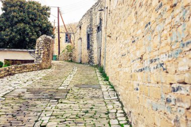 basit eski taş sokak