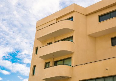 Uzun boylu apartman. Daireler mavi gökyüzü ile yeni modern taşı