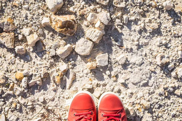 Fötter på rosa skor på sten bakgrunden — Stockfoto