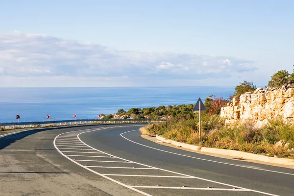 Route asphaltée et ciel bleu dans la journée d'été — Photo