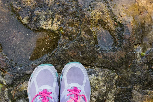 Tenisky boty chůze na beton vypadat pohled shora, plátno boty na dirty oblast — Stock fotografie