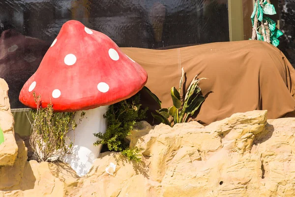 Скульптурный гриб Amanita для сада — стоковое фото