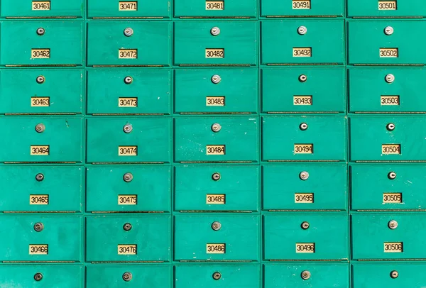 Reihe grüner Briefkästen — Stockfoto
