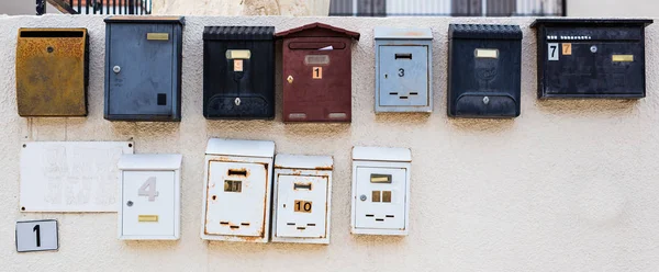 Rij van verschillende mailboxs — Stockfoto