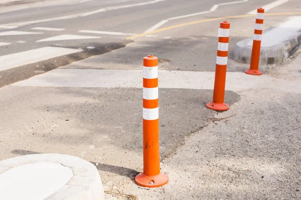 Colunas que restringem o movimento de veículos e estacionamento, barras para limitar o movimento, limitadores ou bloqueador — Fotografia de Stock