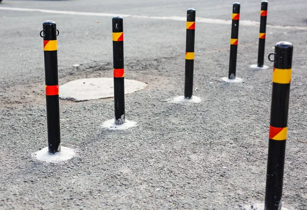 Colunas que restringem o movimento de veículos e estacionamento, barras para limitar o movimento, limitadores ou bloqueador — Fotografia de Stock