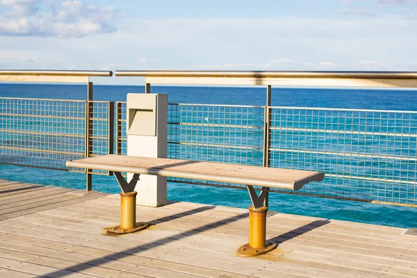 Metalen bench voor de zee — Stockfoto