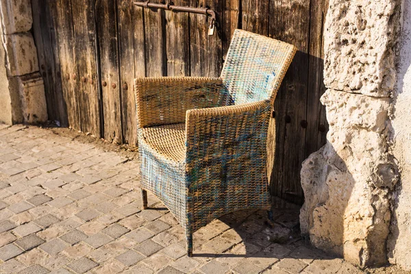 Σχεδιασμό vintage έπιπλα εξωτερικού χώρου. Ψάθινη καρέκλα — Φωτογραφία Αρχείου