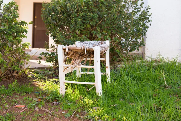 Gartenmöbel. Liegestühle im Hotelgarten laden zum Entspannen ein — Stockfoto