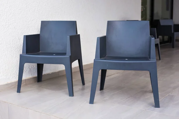 İki gri modern sandalye açık havada — Stok fotoğraf