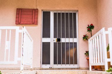 Ön girişi bir kapı ile bir ev