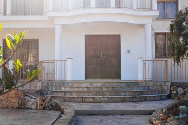 Ön girişi bir kapı ile bir ev