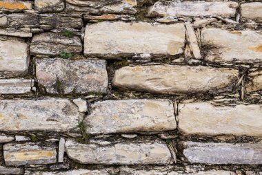 Taştan yapılmış arka plan duvarı.