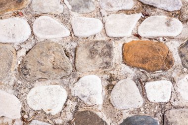 Taştan yapılmış arka plan duvarı.