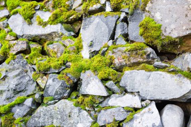 Taştan yapılmış arka plan duvarı.