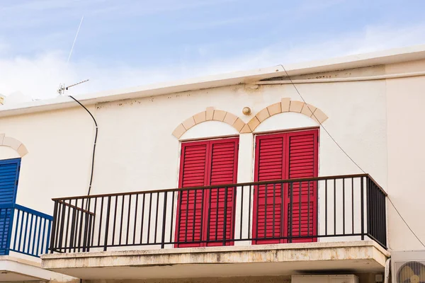 Balcon avec portes rouges — Photo