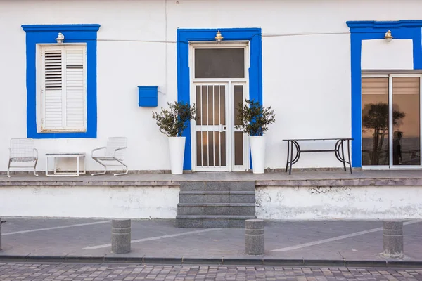 A front entrance of a home with a door — Stock Photo, Image