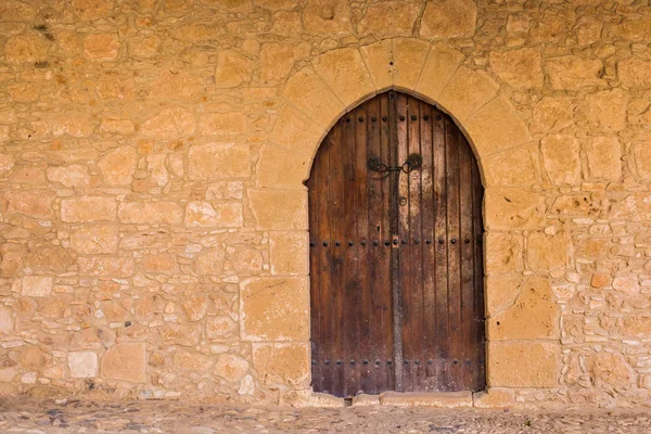 Ein Eingangsbereich eines historischen Gebäudes mit Tür — Stockfoto