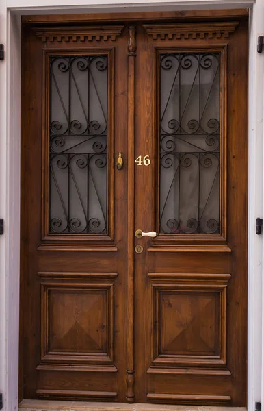 Drewniane drzwi domu — Zdjęcie stockowe