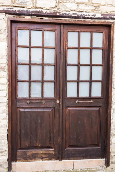 Wooden front door of a home — Stock Photo, Image