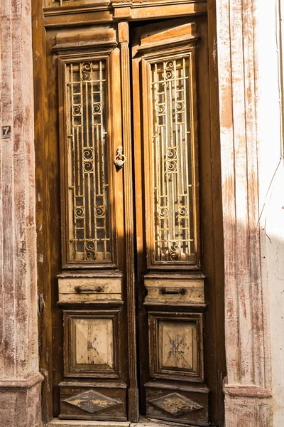 Una entrada frontal de una casa con una puerta —  Fotos de Stock